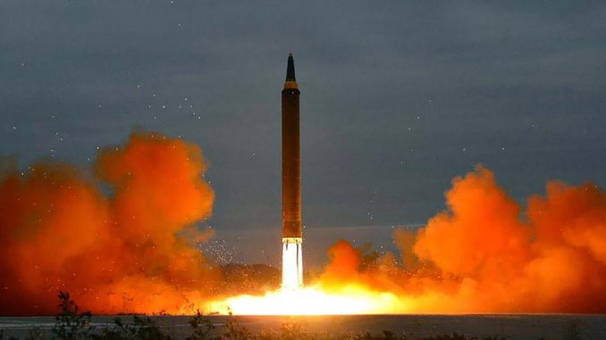 صورة لوكالة الأنباء المركزية الكورية الشمالية الرسمية اتخذت في 29 آب/أغسطس 2017 تظهر صاروخ ‏‏"هواسونغ –12" البالستي الاستراتيجي متوسط المدى يُطلق من منصة الإطلاق في موقع لم يكشف عنه ‏بالقرب من بيونغ يانغ (‏AFP‏)‏