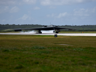 قاذفة "بي-2" الأميركية تحطّ في قاعدة أندرسون الجوية في غوام (قيادة القوات الجوية في المحيط الهادئ)