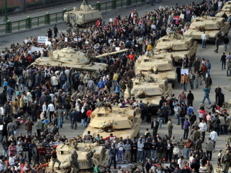 مجموعة من دبابات أبرامز مصرية تحتشد في الشارع حيث يتجمع المتظاهرون المصريون في ميدان التحرير بالقاهرة يوم 30 كانون الثاني/يناير 2011، في اليوم السادس من الاحتجاجات ضد نظام حسني مبارك (AFP)