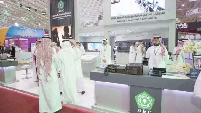جناح شركة "الإلكترونيات المتقدمة" (AEC) السعودية خلال معرض "أفد 2018" الذي انطلقت فعالياته في 26 شباط/فبراير 2017 (وكالة الأنباء السعودية الرسمية) جناح شركة "الإلكترونيات المتقدمة" (AEC) السعودية خلال معرض "أفد 2018" الذي انطلقت فعالياته في 26 شباط/فبراير 2017 (وكالة الأنباء السعودية الرسمية)