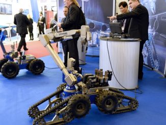 روبوتات التدخل "تيليماكس" (TeleMax) خلال المعرض الدولي التاسع عشر للأمن الداخلي للدولة (ميليبول) في فيليبينت، ضواحي باريس، في 17 تشرين الثاني/نوفمبر 2015 (AFP)