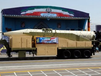 الصاروخ الإيراني "خورامشهر" خلال العرض العسكري السنوي بمناسبة الذكرى السنوية لاندلاع الحرب المدمرة 1980-1988 مع العراق، في 22 أيلول/سبتمبر 2017 في طهران (AFP)