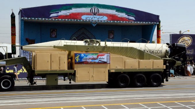 الصاروخ الإيراني "خورامشهر" خلال العرض العسكري السنوي بمناسبة الذكرى السنوية لاندلاع الحرب المدمرة 1980-1988 مع العراق، في 22 أيلول/سبتمبر 2017 في طهران (AFP)