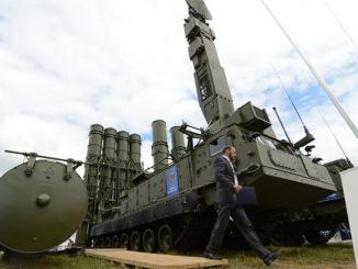 وحدة قاذفة من نوع 9A83ME خاصة بنظام الصواريخ الروسي "أنتي-2500" (والمسمّى من قبل الناتو بـSA-23 Galdiator/Giant)، خلال معرض "ماكس-2013" الدولي خارج موسكو في 27 آب/أغسطس 2013 (AFP)