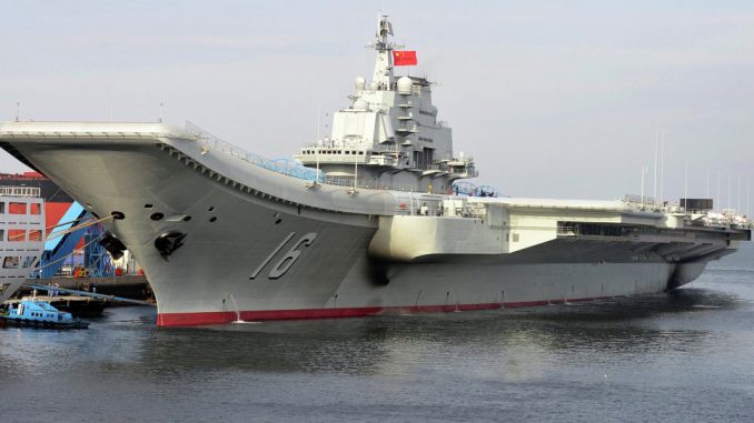 إدخال حاملة الطائرات الصينية إلى الخدمة في 25 أيلول/ سبتمبر 2012 ( وكالة الأنباء الصينية شينخوا)