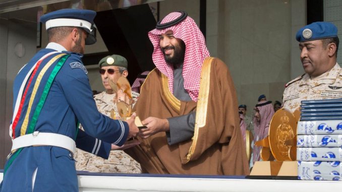 صورة وفّرها القصر الملكي السعودي في 21 فبراير/شباط 2018 تُظهر ولي العهد السعودي محمد بن سلمان وهو يُقدّم سيفاً لأحد التلاميذ الخريجين الجدد في سلاح الجو خلال حفل للصف 93 لطلاب أكاديمية الملك فيصل الجوية في العاصمة الرياض (AFP) صورة وفّرها القصر الملكي السعودي في 21 فبراير/شباط 2018 تُظهر ولي العهد السعودي محمد بن سلمان وهو يُقدّم سيفاً لأحد التلاميذ الخريجين الجدد في سلاح الجو خلال حفل للصف 93 لطلاب أكاديمية الملك فيصل الجوية في العاصمة الرياض (AFP)