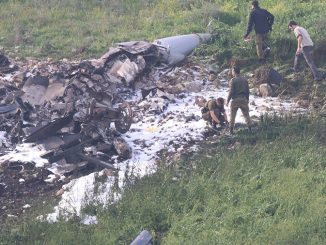 صورة التقطت في كيبوتز شمال إسرائيل في 10 شباط/فبراير 2018 تُظهر بقايا طائرة أف -16 إسرائيلية ‏تحطمت بعد تعرضها لإطلاق النار من قبل دفاعات جوية سورية خلال هجمات ضد "أهداف إيرانية" في البلد ‏الذي مزقته الحرب (روسيا اليوم)