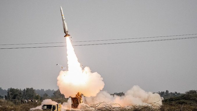 صاروخ "صياد-3" أرض-جو الإيراني خلال اختبار حيّ في 28 كانون الأول/ديسمبر 2016 ضمن إطار تدريب عسكري واسع النطاق (وكالة تسنيم)