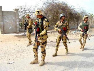 عناصر من القوات المسلحة المصرية تستخدم رشاشات AK-47 و AK-103 خلال الإشتباكات في شمال سيناء ضمن عملية سيناء 2018