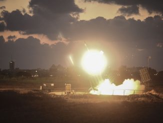 نظام الدفاع الجوي الإسرائيلي "القبة الحديدية" ينطلق لاعتراض صاروخ على مدينة أشدود في 16 تموز/يوليو 2014 (Ilia Yefimovich/Getty Images)