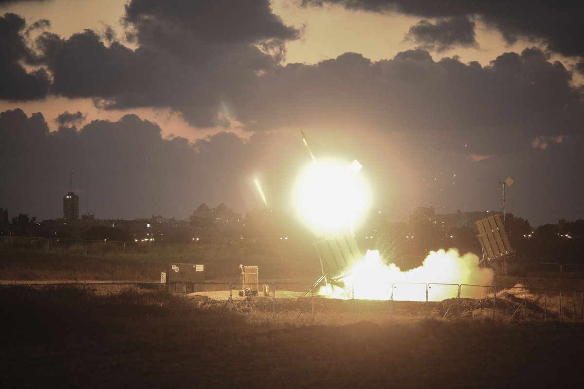 نظام الدفاع الجوي الإسرائيلي "القبة الحديدية" ينطلق لاعتراض صاروخ على مدينة أشدود في 16 تموز/يوليو 2014 (Ilia Yefimovich/Getty Images)