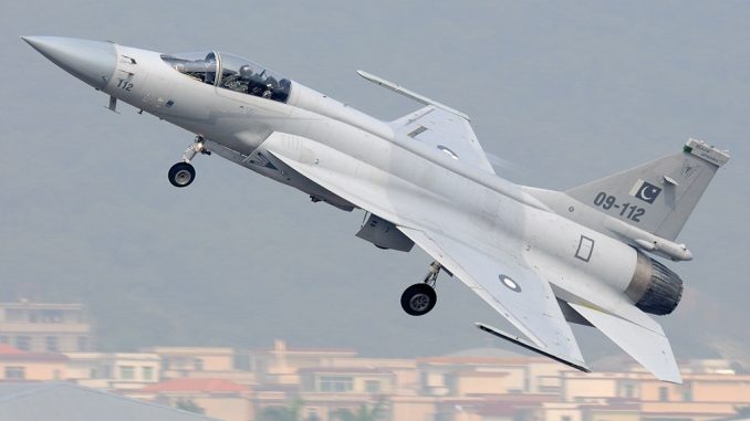 مقاتلة JF-17 Thunder الباكستانية خلال رحلة طيران مقاتلة JF-17 Thunder الباكستانية خلال رحلة طيران