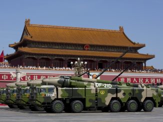 مركبات عسكرية صينية مزوّدة بصواريخ DF-21D المضادة للسفن تمرّ بالقرب من بوابة تيانانمن خلال عرض عسكري في ميدان تيانانمن في بكين يوم 3 أيلول/سبتمبر 2015 للاحتفال بالذكرى السبعين للانتصار على اليابان ونهاية الحرب العالمية الثانية (AFP)