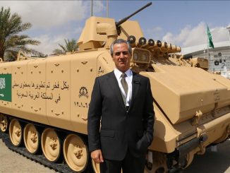 لقطة لمدير عام شركة "إف إن إن إس" التركية للصناعات الدفاعية، نائل كورت، وهو يقف أمام مدرّعة سعودية يتم عرضها خلال معرض "أفد 2018" المنعقد حالياً في العاصمة الرياض (وكالة الأناضول)