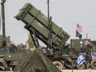 ضباط من الجيش الأميركي يقفون أمام نظام الدفاع الصاروخي "باتريوت" خلال المناورة العسكرية الإسرائيلية الأميركية المشتركة "جونيبر كوبرا" في قاعدة هتسور الجوية في 8 آذار/مارس 2018 (AFP)