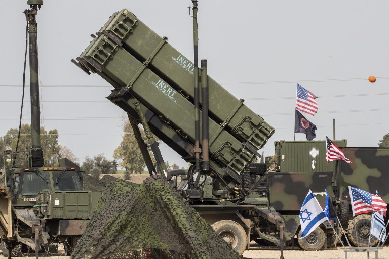 ضباط من الجيش الأميركي يقفون أمام نظام الدفاع الصاروخي "باتريوت" خلال المناورة العسكرية الإسرائيلية الأميركية المشتركة "جونيبر كوبرا" في قاعدة هتسور الجوية في 8 آذار/مارس 2018 (AFP)