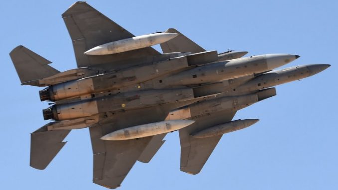 مقاتلتا "أف-15 أس أيه" (F-15SA) تابعتان لسلاح الجو السعودي خلال عرض عسكري بمناسبة الذكرى الخمسين لإنشاء أكاديمية الملك فيصل الجوية في قاعدة الملك سلمان الجوية في الرياض في 25 كانون الثاني/يناير 2017 (AFP) مقاتلة أف-15