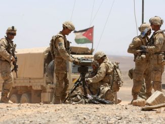جنود أميركيون يشاركون في المناورات العسكرية السنوية المعروفة باسم "Eager Lion" بالقرب من معان على بعد حوالي 200 كيلومتر جنوب العاصمة عمان في 17 أيار/مايو 2017 (AFP)