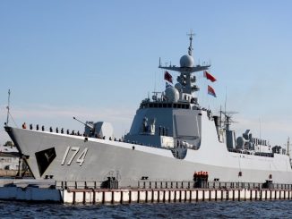 مدمرة الصواريخ التابعة للبحرية الصينية "حيفي" (Heifi) فئة 052D (Type 052D) تصل إلى إلى سانت بطرسبرغ في 27 تموز/يوليو 2017 للمشاركة في العرض العسكري الروسي (AFP).