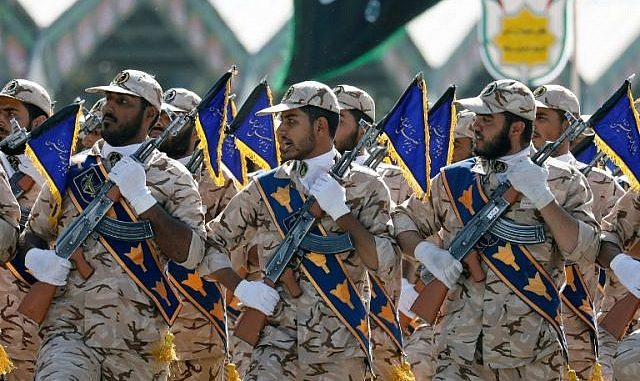 جنود إيرانيون يسيرون خلال العرض العسكري السنوي بمناسبة الذكرى السنوية لاندلاع حرب إيران المدمرة 1980-1988 مع العراق - صدام حسين، في 22 أيلول/سبتمبر 2017 في طهران (AFP)