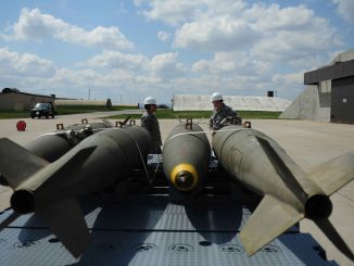 كبير الطيارين جنيفر بيترسون والموظt إرميا فيلبس يستعدان لتحريك قنابل MK-84 داخل هيكل صلابة في مستودع للأسلحة في 21 نيسان/أبريل الماضي (AF.mil)