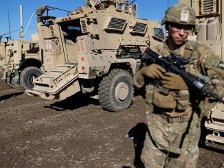 جنود من القوات المسلّحة الأميركية بجانب آليات عسكرية في شرق الموصل في العراق في كانون الأول/ ديسمبر 2016 (رويترز)