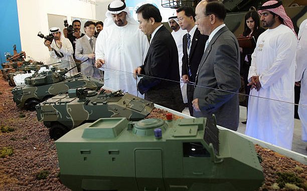 ولى عهد أبوظبي الشيخ محمد بن زايد آل نهيان (إلي اليسار) يزور جناح كوريا الجنوبية في معرض "أيدكس" للدفاع في أبوظبي في 19 شباط/فبراير 2007 (AFP) ولى عهد أبوظبي الشيخ محمد بن زايد آل نهيان (إلي اليسار) يزور جناح كوريا الجنوبية في معرض "أيدكس" للدفاع في أبوظبي في 19 شباط/فبراير 2007 (AFP)