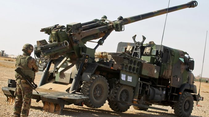 جندي فرنسي ينشر مدفع "سيزار" عيار 155 ملم (52 كاليبر) في قاعدة القيارة جنوب الموصل في 31 تشرين الأول/أكتوبر 2016، حيث توفر القوات الفرنسية الدعم العسكري للقوات العراقية التي تقاتل لاستعادة مدينة الموصل من أيدي الدولة الإسلامية (AFP)