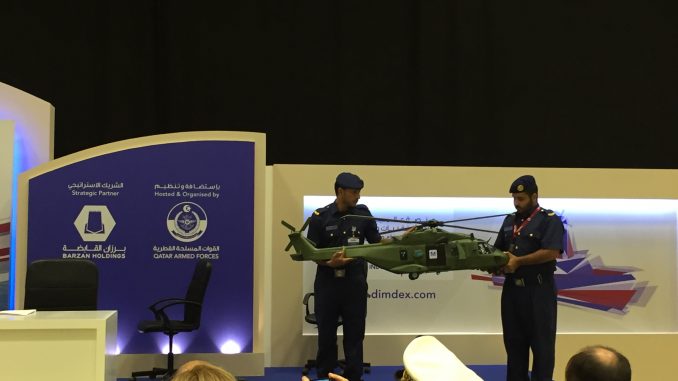 عنصران من القوات الجوية الأميرية القطرية يحملان نموذج عن مروحية NH90 المخصصة لقطر خلال حفل توقيع الاتفاق (الأمن والدفاع العربي) عنصران من القوات الجوية الأميرية القطرية يحملان نموذج عن مروحية NH90 المخصصة لقطر خلال حفل توقيع الاتفاق (الأمن والدفاع العربي)