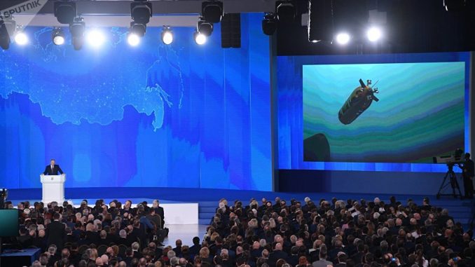 الرئيس الروسي فلاديمير بوتين خلال الرسالة السنوية للجمعية الفدرالية في 1 آذار/ مارس (سبوتنيك)