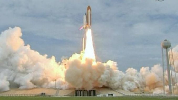 صورة إطلاق مكوك الفضاء "أتلانتس" في آب/ أغطس عام في مهمة تقليدية تختلف عن سابقاتها كونها آخر رحلة لبرنامج مكوك الفضاء الأميركي الذي بدأ قبل 30 عاما(فرانس برس)