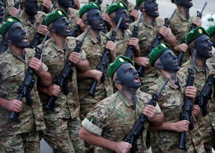 عناصر من الجيش اللبناني خلال الإحتفال بمناسبة مرور 74 عام على إستقلال لبنان في وسط بيروت (رويترز) عناصر من الجيش اللبناني خلال الإحتفال بمناسبة مرور 74 عام على إستقلال لبنان في وسط بيروت (رويترز)
