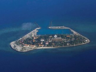 صورة مُلتقطة من الجو لجزيرة متنازع عليها في بحر الصين الجنوبي يوم 21 أبريل نيسان 2017 (وكالة رويترز للأنباء)