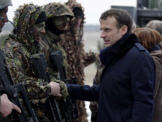 الرئيس الفرنسي إيمانويل ماكرون (إلى اليمين) يتحدّث مع جنود أثناء حضوره التدريبات العسكرية في معسكر "سويبس" العسكري بالقرب من ريمس في 1 آذار/مارس 2018 (AFP)