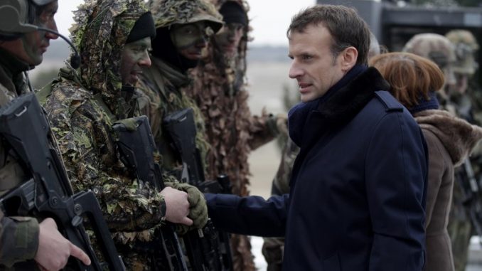 الرئيس الفرنسي إيمانويل ماكرون (إلى اليمين) يتحدّث مع جنود أثناء حضوره التدريبات العسكرية في معسكر "سويبس" العسكري بالقرب من ريمس في 1 آذار/مارس 2018 (AFP)