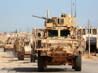 صورة تم التقاطها في 3 نيسان/أبريل 2018 تُظهر مركبات تابعة لقوات التحالف المدعومة أميركياً في مدينة منبج السورية الشمالية (AFP)