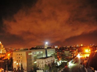 صورة تم إصدارها في 14 نيسان/أبريل 2018 على الموقع الإلكتروني لوكالة الأنباء العربية السورية ‏الرسمية (سانا) تُظهر تفجيراً في ضواحي دمشق بعد شنّ ضربات غربية على قواعد عسكرية سورية ومراكز ‏أبحاث كيميائية في العاصمة وحولها (‏AFP‏)‏