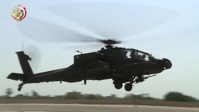 مقتطفات من تصوير فيديو صادر عن وزارة الدفاع المصرية في 25 تشرين الثانب/نوفمبر 2017 تظهر طائرة هليكوبتر هجومية من طراز "أباتشي" تابعة للقوات الجوية المصرية في مطار غير محدّد العنوان (AFP) مروحية أباتشي