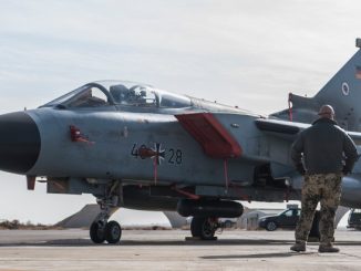 طيار في سلاح الجو الألماني‎ ‎يقف أمام مقاتلة تورنادو في قاعدة الأزرق الجوية في الأردن في 13 كانون ‏الثاني/يناير 2018، حيث قامت وزيرة الدفاع الألمانية أورسولا فون دير ليين بزيارة إلى الوحدة الألمانية ‏هناك (‏AFP‏)‏