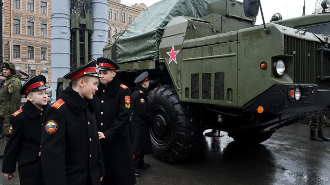 عناصر من الجيش الروسي بالقرب من نظام صواريخ أرض جو S-300 PMU خلال معرض عسكري بمناسبة عيد المدافعين عن يوم عيد الأب في سانت بطرسبرغ يوم 20 شباط/فبراير 2015 (AFP) الجيش الروسي