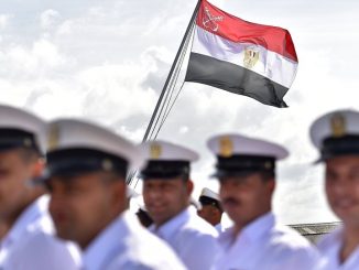 جنود مصريون يقفون على سفينة أنوار السادات العسكرية خلال مراسم العلم المصري في 16 أيلول/سبتمبر 2016 في سان نازير، غرب فرنسا (AFP)