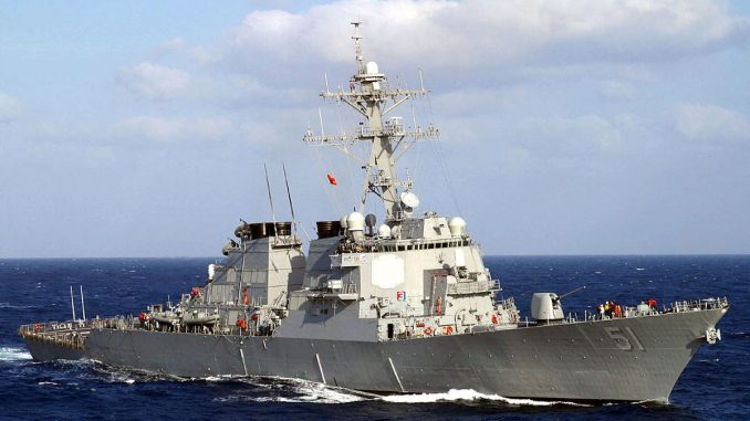صورة نشرتها البحرية الأميركية في 13 آذار/مارس 2003 تُظهر مدمرة الصواريخ الأميركية الموجهة DDG-51 Arleigh Burke وهي تُبحر عبر البحر الأبيض المتوسط (AFP) مدمرة أميركية