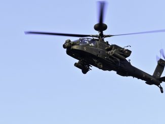 صورة تم الحصول عليها من خدمة توزيع المعلومات المرئية الدفاعية (DVIDS) في 7 نيسان/أبريل 2018 تُظهر مروحية AH-64E Apache توفّر الأمن الوطني لمنافسة "كونيلي" التي أقيمت في 9 آب/أغسطس 2017 في قاعدة فورت كامبل بولاية كنتاكي (AFP)