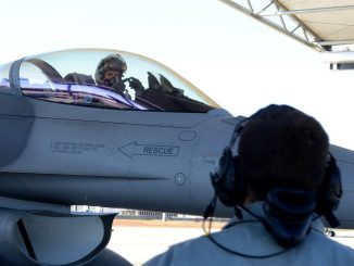 المقدّم مايكل فيراريو من الحرس الوطني الأميركي يقوم بإجراء اختبار مبدئي لمقاتلة "أف-16 فايتينغ فالكون" تمهيداً لرحلة جوية في 15 تشرين الثاني/نوفمبر 2014 (وزارة الدفاع الأميركية)