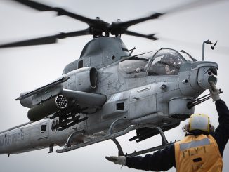 صورة من مشاة البحرية الأميركية تم الحصول عليها في 23 آب/أغسطس 2016، تُظهر ضابط الصف ‏الثاني باتريك هنري بينما كان يرشد مروحية ‏AH-1Z‎‏ سوبر كوبرا وهي تحطّ على متن سفينة "يو أس أس ‏ماكين" في 5 تشرين الأول/أكتوبر 2010 في المحيط الهادي (‏AFP‏)‏