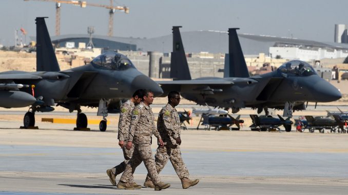 ضباط من الجيش السعودي يمرّون أمام مقاتلات أف-15 المعروضة خلال احتفال بمناسبة مرور 50 عامًا على تأسيس أكاديمية الملك فيصل الجوية في 25 كانون الثاني/يناير 2017 (AFP) أف-15