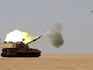 جنود يجرون تمارين حية باستخدام مدفع ‏Paladin‏ في الكويت يوم 30 آب/أغسطس 2017 (الحرس الوطني ‏الأميركي)‏