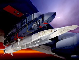 يعمل سلاح الجو الأميركي مع شركة "لوكهيد مارتن" لتصميم نموذج أولي جديد عن سلاح تفوق سرعته سرعة الصوت. وقد استكشفت الخدمة هذه التقنية من قبل سلسلة اختبارات على نظام X-51A Waverider الموضّح هنا تحت جناح قاذفة القنابل "بي-52". (رسم غرافيكي لسلاح الجو الأميركي)