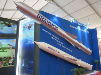 نموذجان من صواريخ براهموس في معرص ‏DefExpo 2014‎‏. يحلّق الصاروخ إلى هدفه على ارتفاع ‏عال يمكن أن يصل إلى 15 كيلومتراً، وعلى ارتفاع منخفض يصل إلى 10 أمتار، بما يجعله أسرع صاروخ ‏على علو منخفض في العالم.‏
