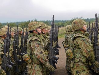 عناصر من القوات المسلحة اليابانية خلال العرض الإفتتاحي لتدريبات في اليابان في 11 أيلول/ سبتمبر 2017
